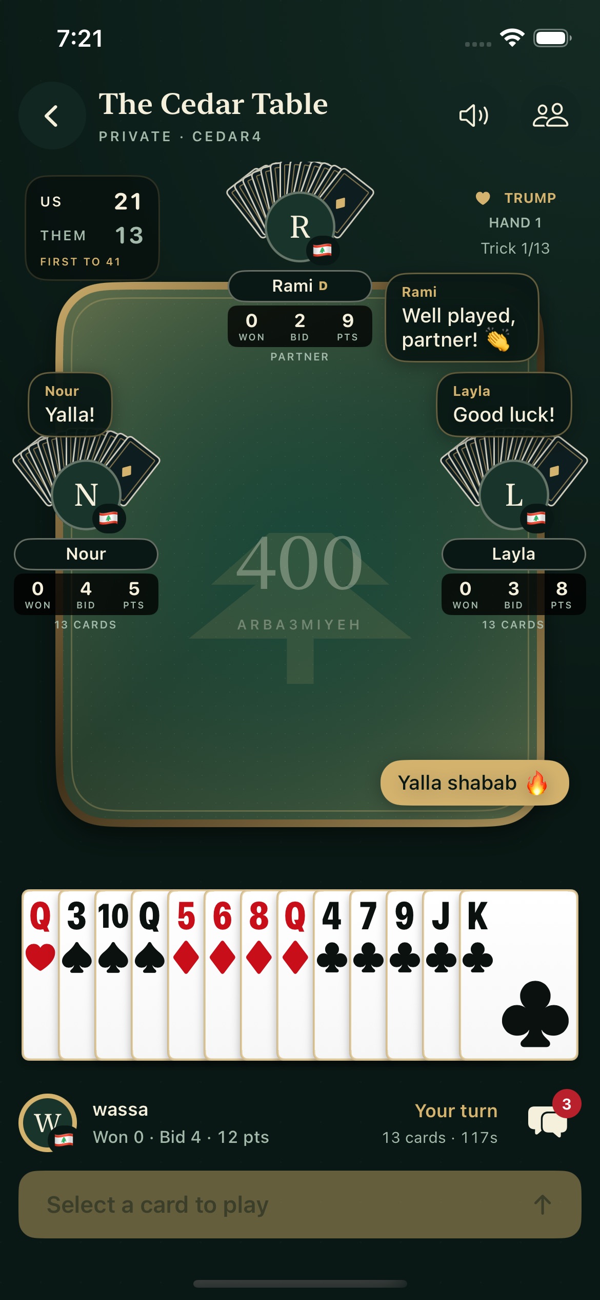 Le jeu 400 sur iPhone : quatre joueurs à la table du Cèdre, scores d’équipe, bulles de chat et vos cartes.